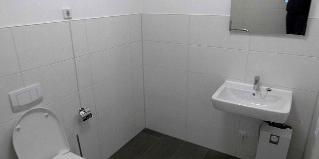 Blick in die Arztpraxis von Mestlin, hier das WC