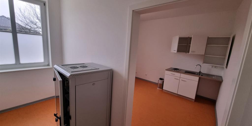 Blick in die Arztpraxis von Mestlin, vor der Serverraum und rechts die Küche