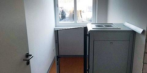 Blick in die Arztpraxis von Mestlin, der Serverraum